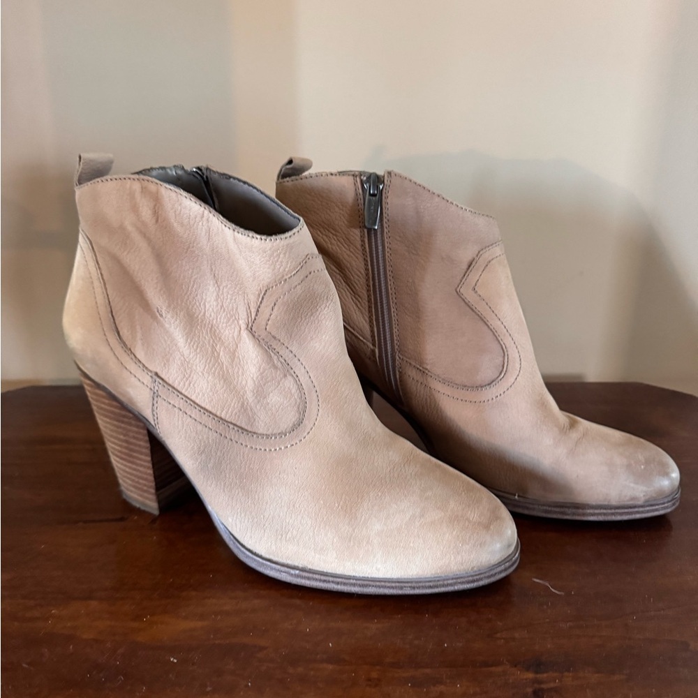 Vince Camuto Hartin Leather Ankle Boots in Taupe Tan with a Blockheel - Picture 2 of 11